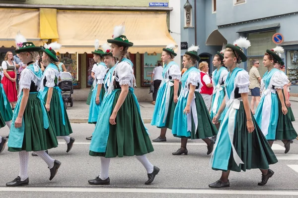 Фестиваль с парадом женщин в традиционных костюмах — стоковое фото