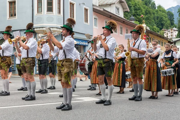 Fest mit Fanfarenzug und Menschen in Tracht — Stockfoto