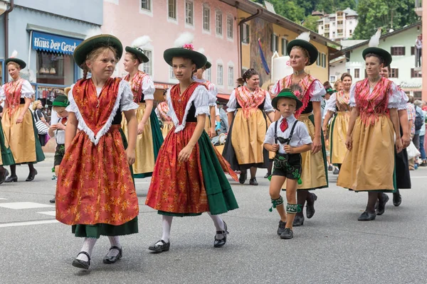 Фестиваль с парадом женщин в традиционных костюмах — стоковое фото