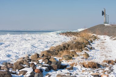 Donmuş gölün buz dalgakıran yakın yığını ile kaplı