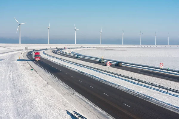 Paisaje invernal holandés con autopista a lo largo de turbinas eólicas —  Fotos de Stock