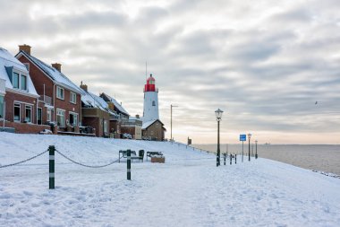 Hollandalı kış kar ve deniz feneri Köyü Urk Manzaralı