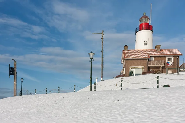 Holenderskiej zimy ze śniegiem i zobacz latarnia morska Village Urk — Zdjęcie stockowe