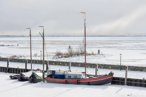 荷兰海港被冰封的渔船 — 图库照片