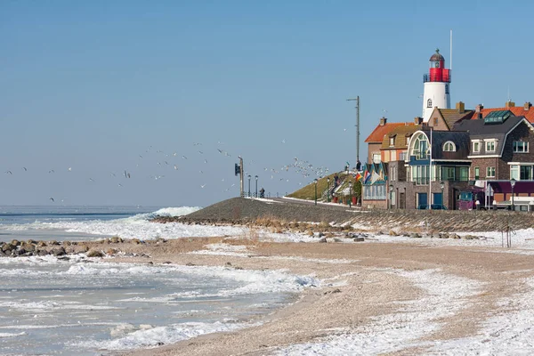 Holländischer Strand mit Schnee bedeckt und Blick auf Leuchtturm — Stockfoto