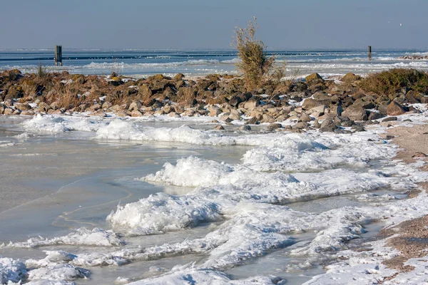 Paisaje de invierno holandés con mar congelado y hielo a la deriva — Foto de Stock