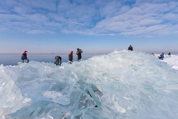 Mar congelado perto da costa holandesa e pessoas que exploram gelo à deriva — Fotografia de Stock