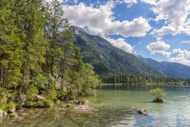 Ramsau ağaçları ile Bavyera Alpleri'nde yakınındaki göl Hintersee