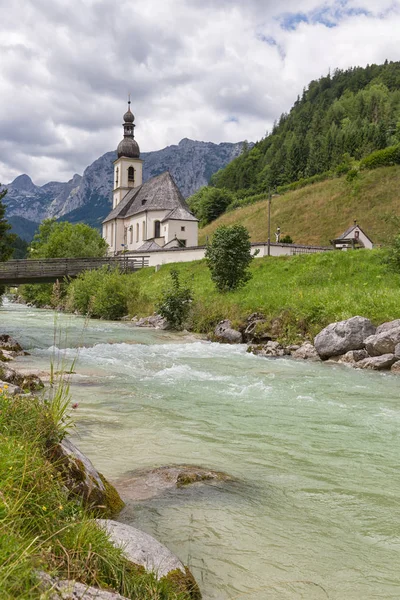 Iglesia de Ramsau cerca de Berchtesgaden en los Alpes bávaros alemanes — Foto de Stock