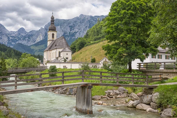 Iglesia de Ramsau cerca de Berchtesgaden en los Alpes bávaros alemanes — Foto de Stock