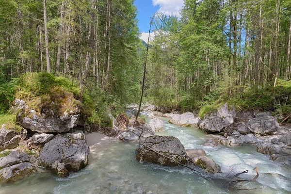 Rivier met rotsen en snel stromende water in de Beierse Alpen — Stockfoto