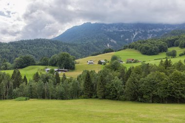 Düşük düzey bulutlu Almanya'da Berchtesgaden yakınlarında Bavyera Alpleri