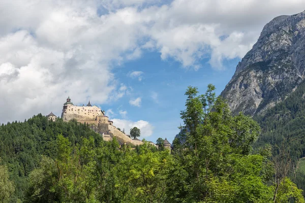 Castillo Hohenwerfen en el valle de Pongau Austria. Antigua ubicación de la película — Foto de Stock
