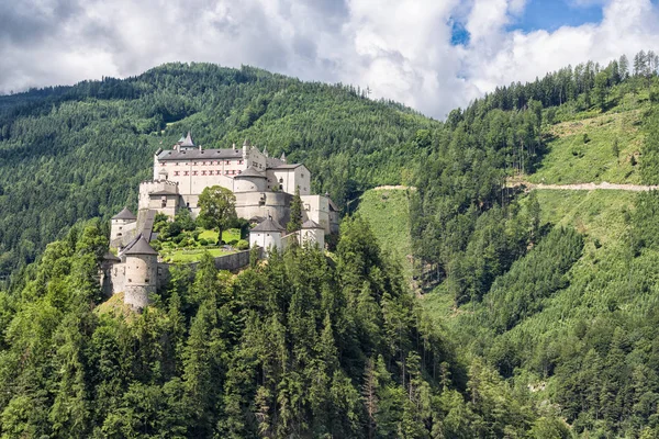 Hrad Hohenwerfen v údolí Pongau Rakousko. Někdejší filmové město — Stock fotografie