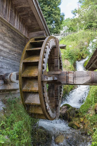 Traditionele houten waterrad in de buurt van Werfen in de vallei van de Pongau, Oostenrijk. — Stockfoto
