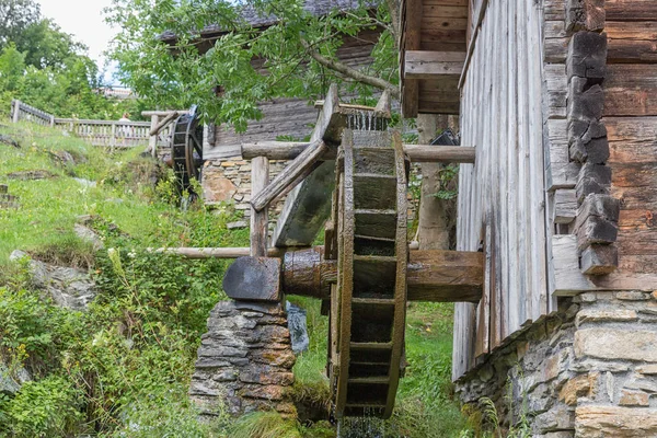Tradycyjne drewniane waterwheel w Werfen w dolinie Pongau, Austria. — Zdjęcie stockowe