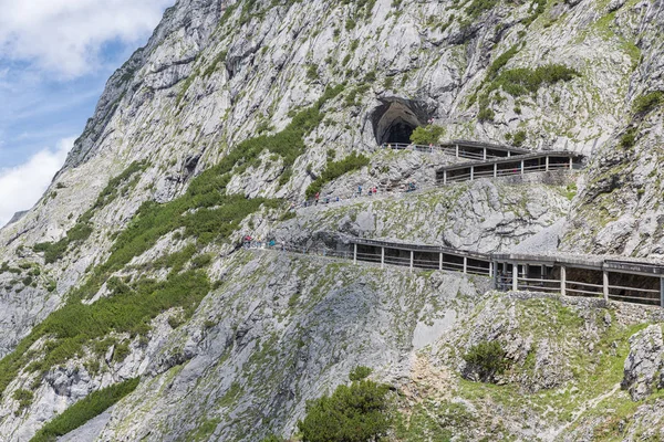 Personas en el sendero a través de las montañas austriacas a la cueva de hielo — Foto de Stock
