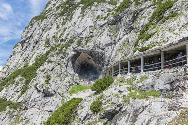 Люди на пешеходной тропе через австрийские горы в ледяную пещеру — стоковое фото