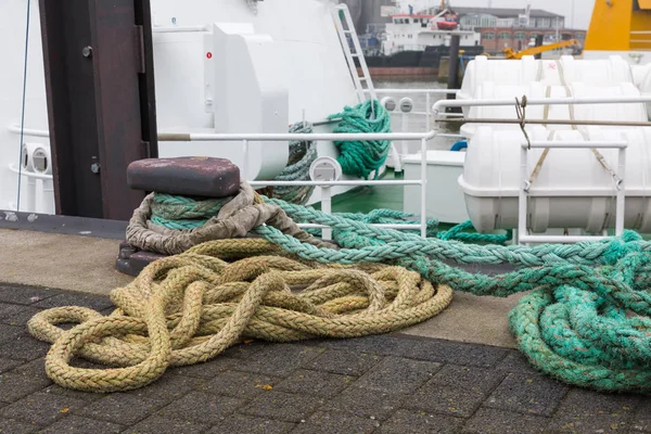 Shipping rope at quay of German harbor Cuxhaven — Stock Photo, Image