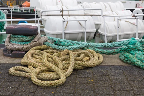 Cuerda de envío en muelle del puerto alemán Cuxhaven — Foto de Stock