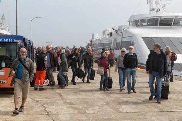 Menschen gingen gerade von Bord der Fähre auf der Insel Helgoland — Stockfoto