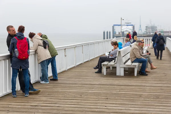 Personnes au quai en bois Cuxhaven attendant le ferry pour Helgoland . — Photo