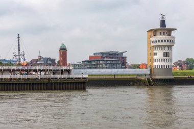 Alman liman Cuxhaven Gezinti gemiler deniz feneri ve radar kulesi ile