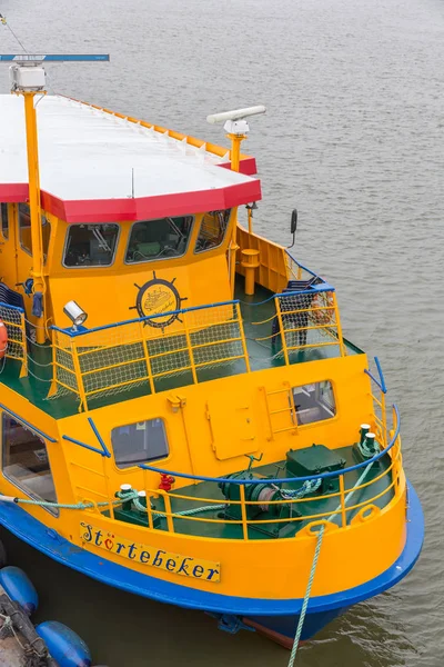 Cruise liner in de haven van Cuxhaven gebruikt voor rondreizen — Stockfoto