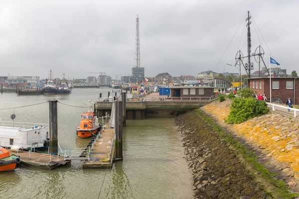 Porto Cuxhaven com turistas esperando em desembarque-estágio balsa para Helgoland — Fotografia de Stock