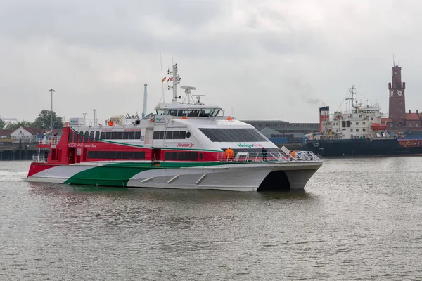 Duitse haven Cuxhaven met aankomst ferry naar Helgoland. — Stockfoto