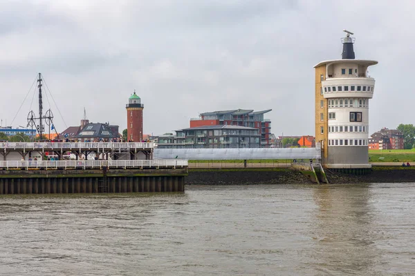 Puerto alemán Cuxhaven con faro y radar de navegación en torre — Foto de Stock