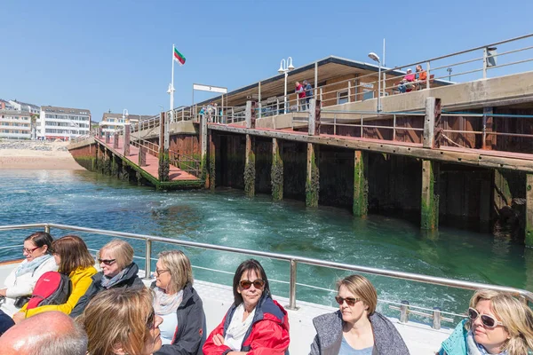 Les gens en ferry quittent le port Helgoland pour l'île opposée Dune . — Photo