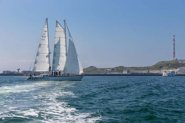 Navio à vela alemão com passageiros que entram no porto de Helgoland — Fotografia de Stock