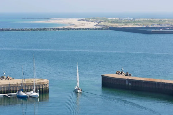 Navio à vela que sai do porto Helgoland, ilha alemã no Northsea . — Fotografia de Stock