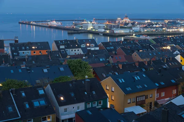 Luchtfoto nacht weergave Helgoland met uitzicht op de haven en Noordzee — Stockfoto
