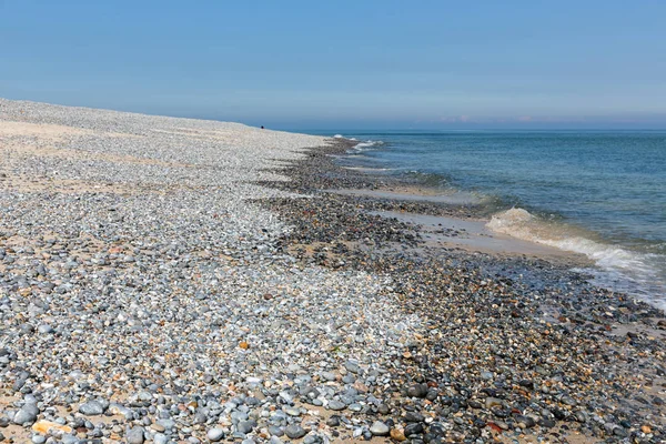 ドイツ語で小石のビーチと青い空島の砂丘 — ストック写真