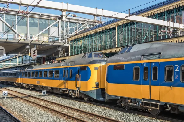 Голландский междугородний поезд на станции Мбаппе, Нидерланды — стоковое фото