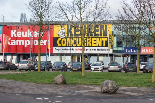 Persone che visitano il centro commerciale con negozi di cucina, mobili e accessori per la casa — Foto Stock