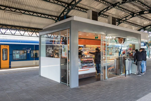 Clientes que compran dulces en kiosco en Den Bosch estacion de tren —  Fotos de Stock