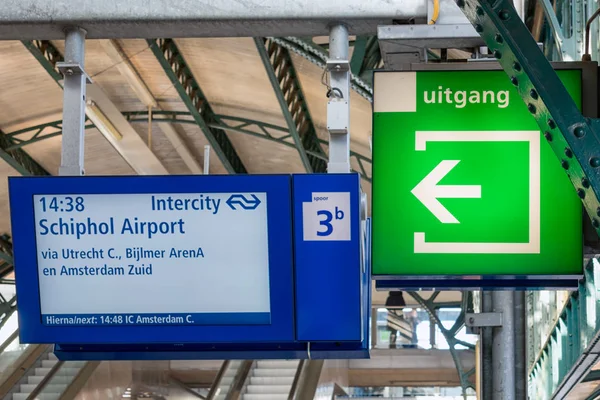 Railway station concourse med information panel och exit tecken — Stockfoto