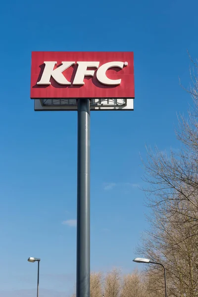 Reklamní sloup Kfc poblíž nizozemské dálnice v Lelystadu — Stock fotografie