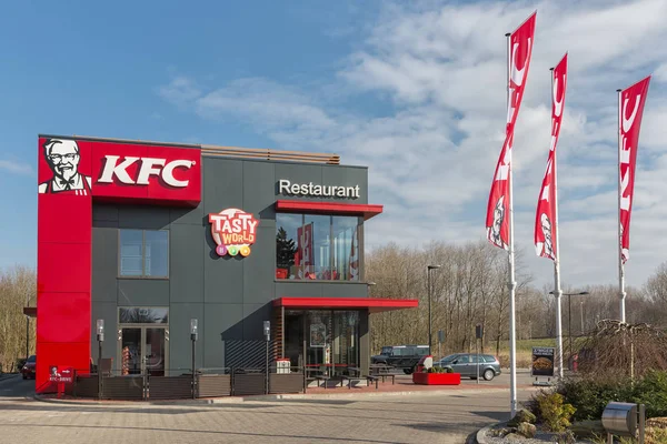 Parkoviště poblíž nizozemské dálnice s Kfc fastfood restaurace — Stock fotografie