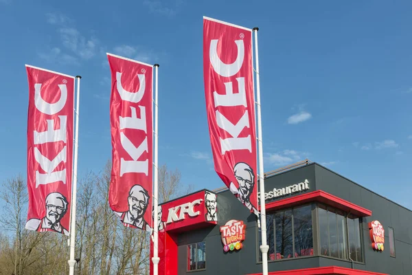 Parkoviště poblíž nizozemské dálnice s Kfc fastfood restaurace — Stock fotografie