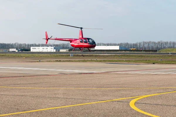 Estudante que pratica pilotagem de helicóptero no Aeroporto de Lelystad, nos Países Baixos — Fotografia de Stock