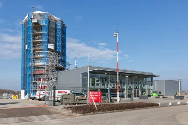 Tour de contrôle Aéroport de Lelystad en construction . — Photo