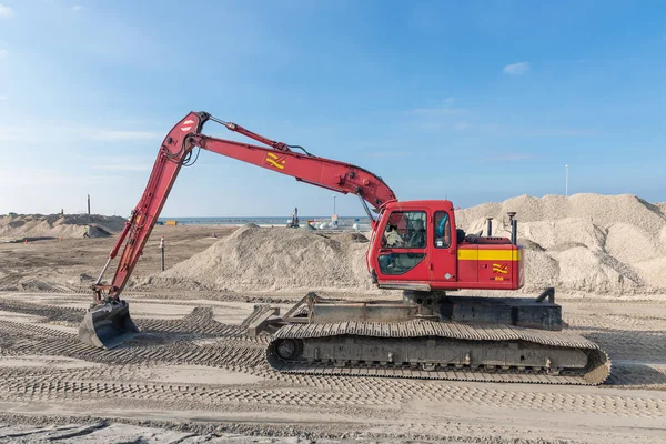 Excavator at construction site for building a new Dutch harbor — Stock Photo, Image