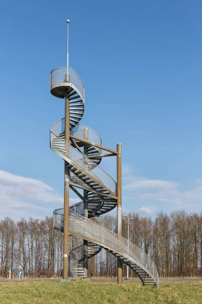 Tour de guet faite d'escaliers en colimaçon près de l'aéroport de Lelystad, Pays-Bas — Photo