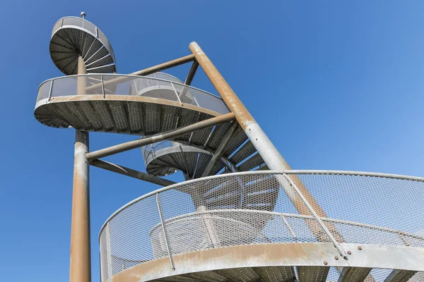 Wachturm aus Wendeltreppen in der Nähe des Flughafens Lelystad, Niederlande — Stockfoto