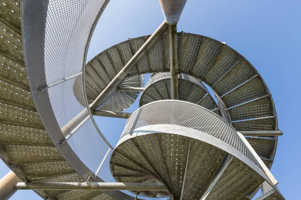 Torre de vigilancia de escaleras de caracol cerca del aeropuerto de Lelystad, Países Bajos —  Fotos de Stock