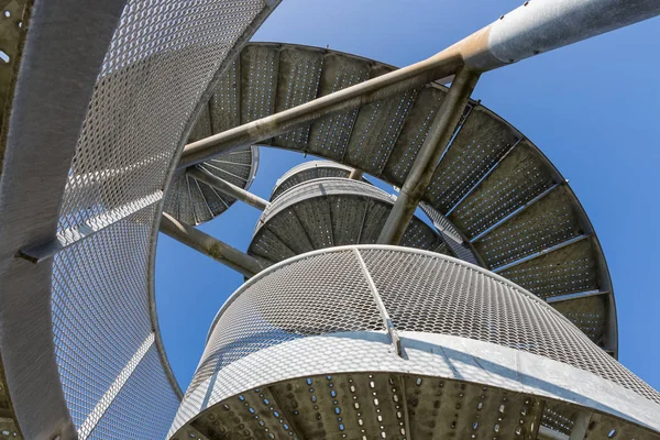 Torre de vigilancia de escaleras de caracol cerca del aeropuerto de Lelystad, Países Bajos — Foto de Stock
